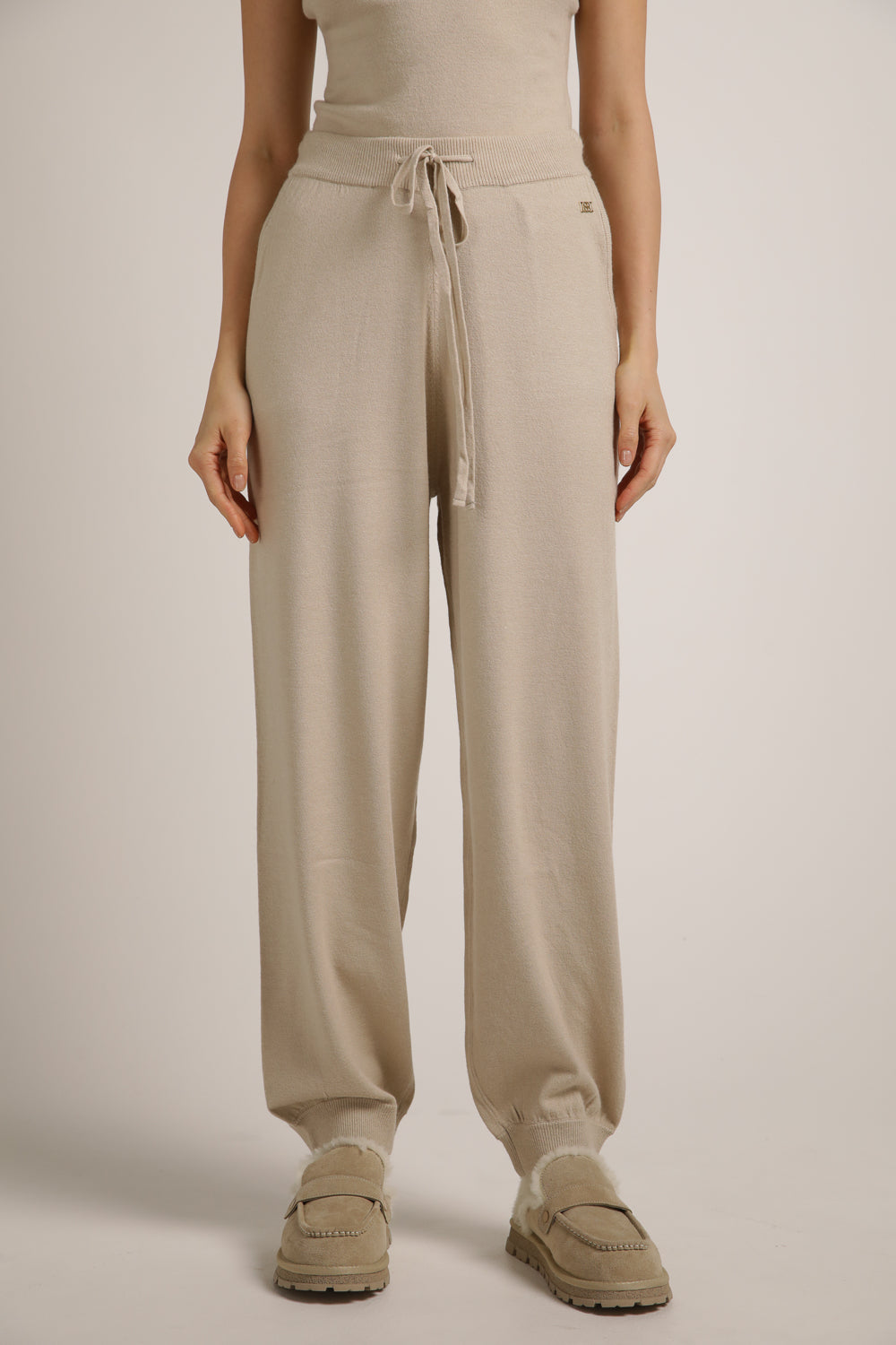 מכנסי סריג עם סיומת צמודה | קנת קול