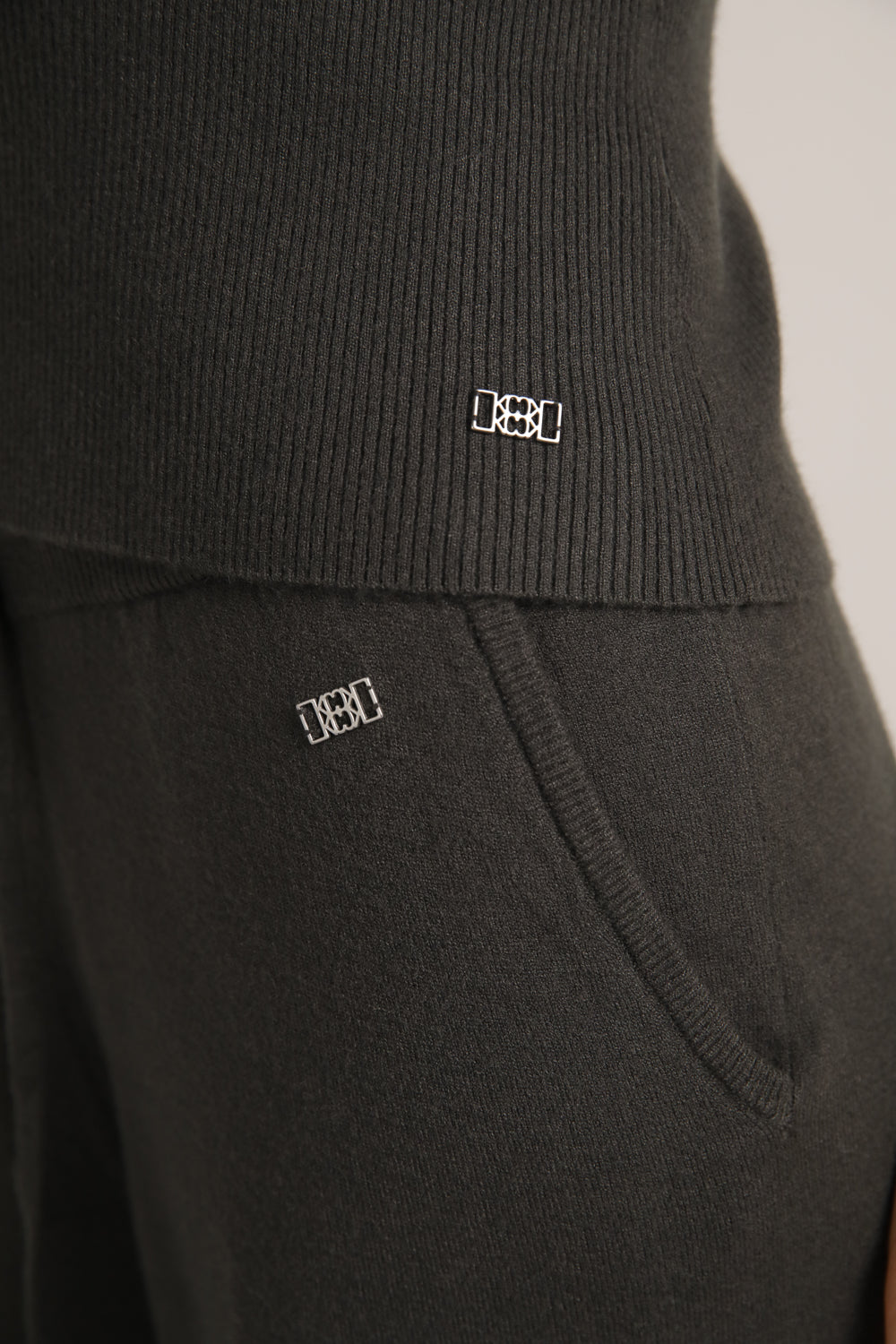 גפיית סריג עם מחשוף מרובע | קנת קול