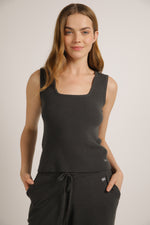 גפיית סריג עם מחשוף מרובע | קנת קול