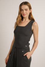 גפיית סריג עם מחשוף מרובע | קנת קול