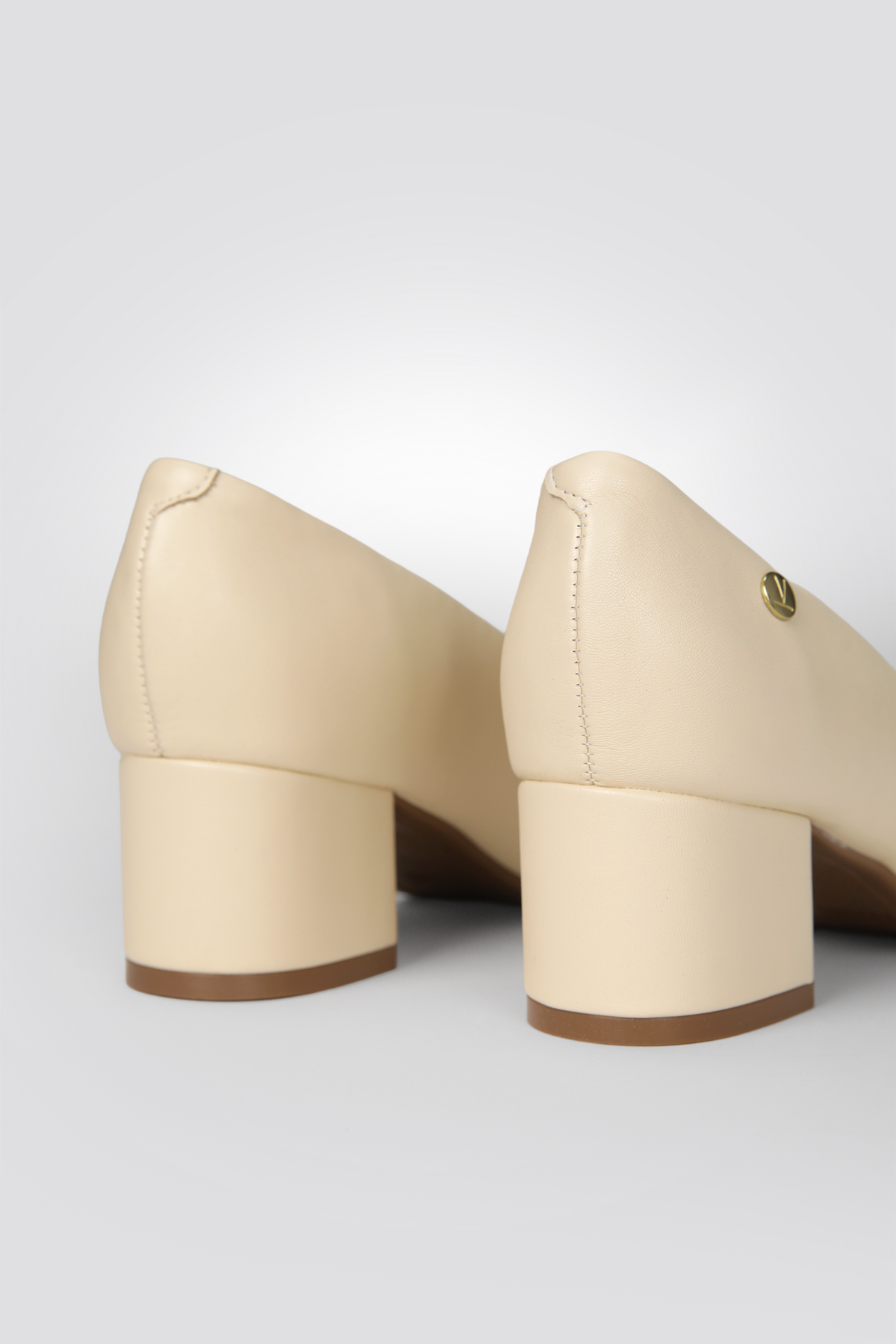 נעלי עקב סירה לנשים בצבע קרם 