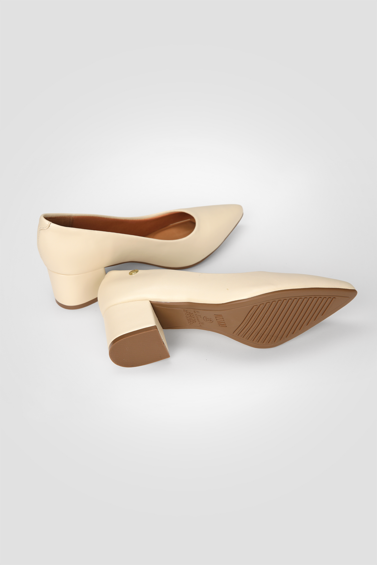 נעלי עקב סירה לנשים בצבע קרם 