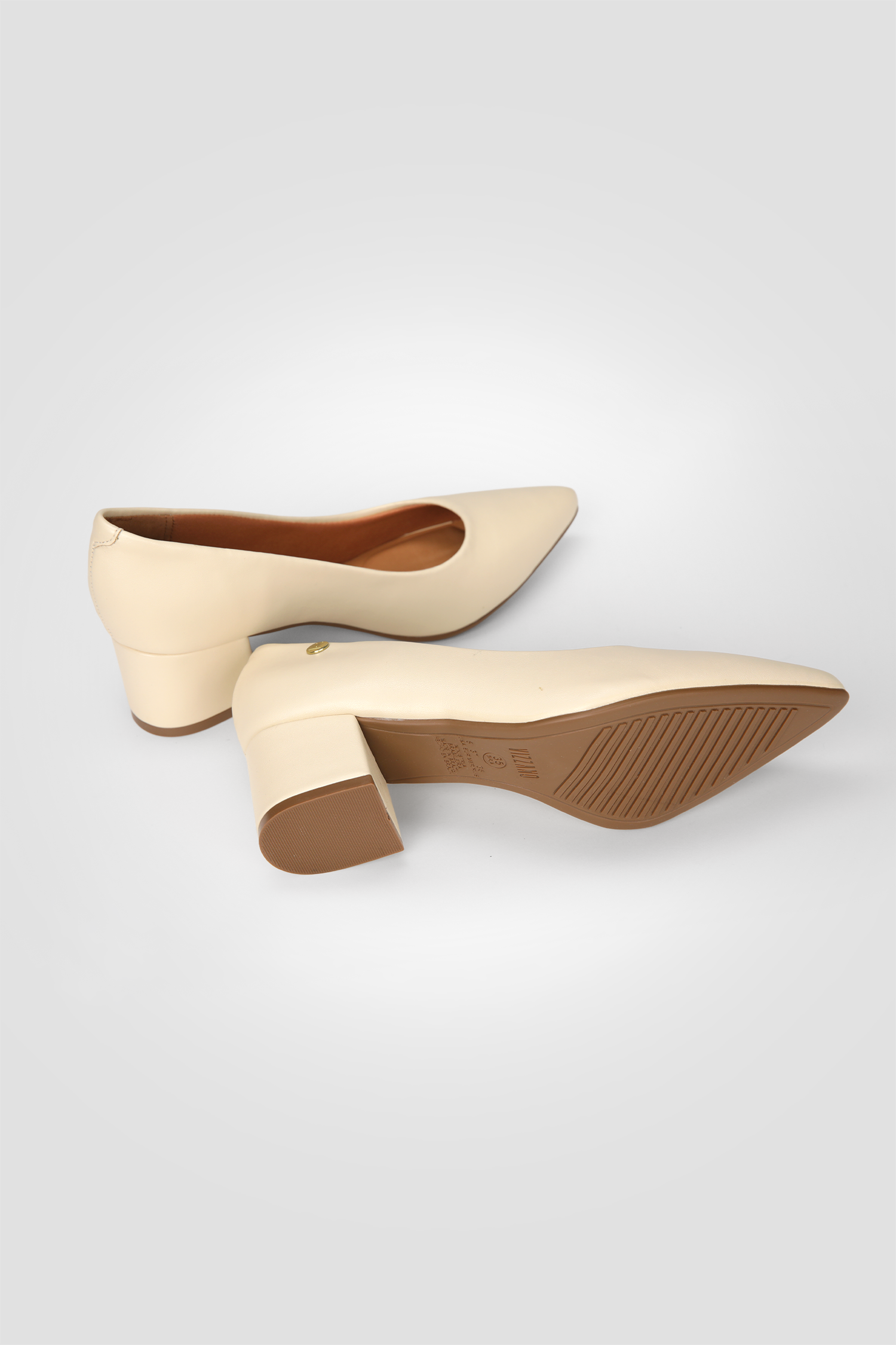 נעלי עקב סירה לנשים בצבע קרם 