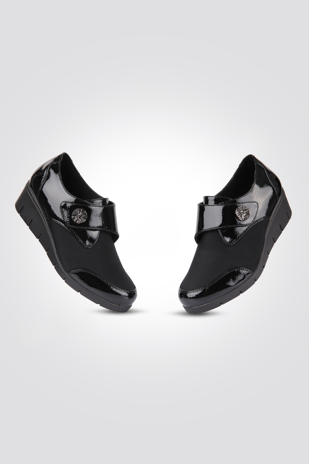 נעל נפלק עם סקוטצ אבזם דמוי עור בצבע שחור