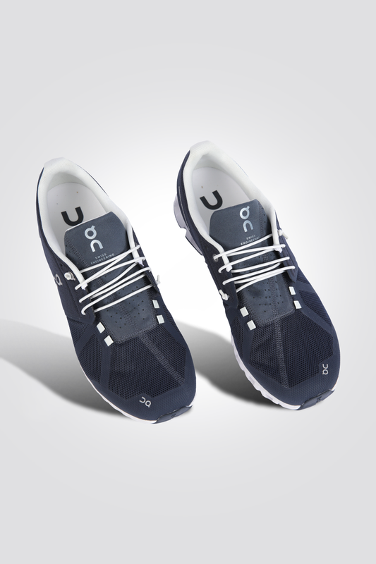 נעליים מבית המותג On Cloud, בעלות מדרס פנימי רך במיוחד שעוטף את הרגל בנוחות בלתי מתפשרת. סולייה חיצונית עמידה שמספקת אחיזה מלאה בקרקע. 