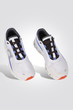 נעליים מבית המותג On Cloud, בעלות מדרס פנימי רך במיוחד שעוטף את הרגל בנוחות בלתי מתפשרת. סולייה חיצונית עמידה שמספקת אחיזה מלאה בקרקע. 