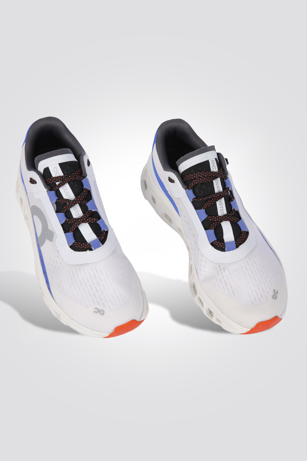 נעליים מבית המותג On Cloud, בעלות מדרס פנימי רך במיוחד שעוטף את הרגל בנוחות בלתי מתפשרת. סולייה חיצונית עמידה שמספקת אחיזה מלאה בקרקע. 