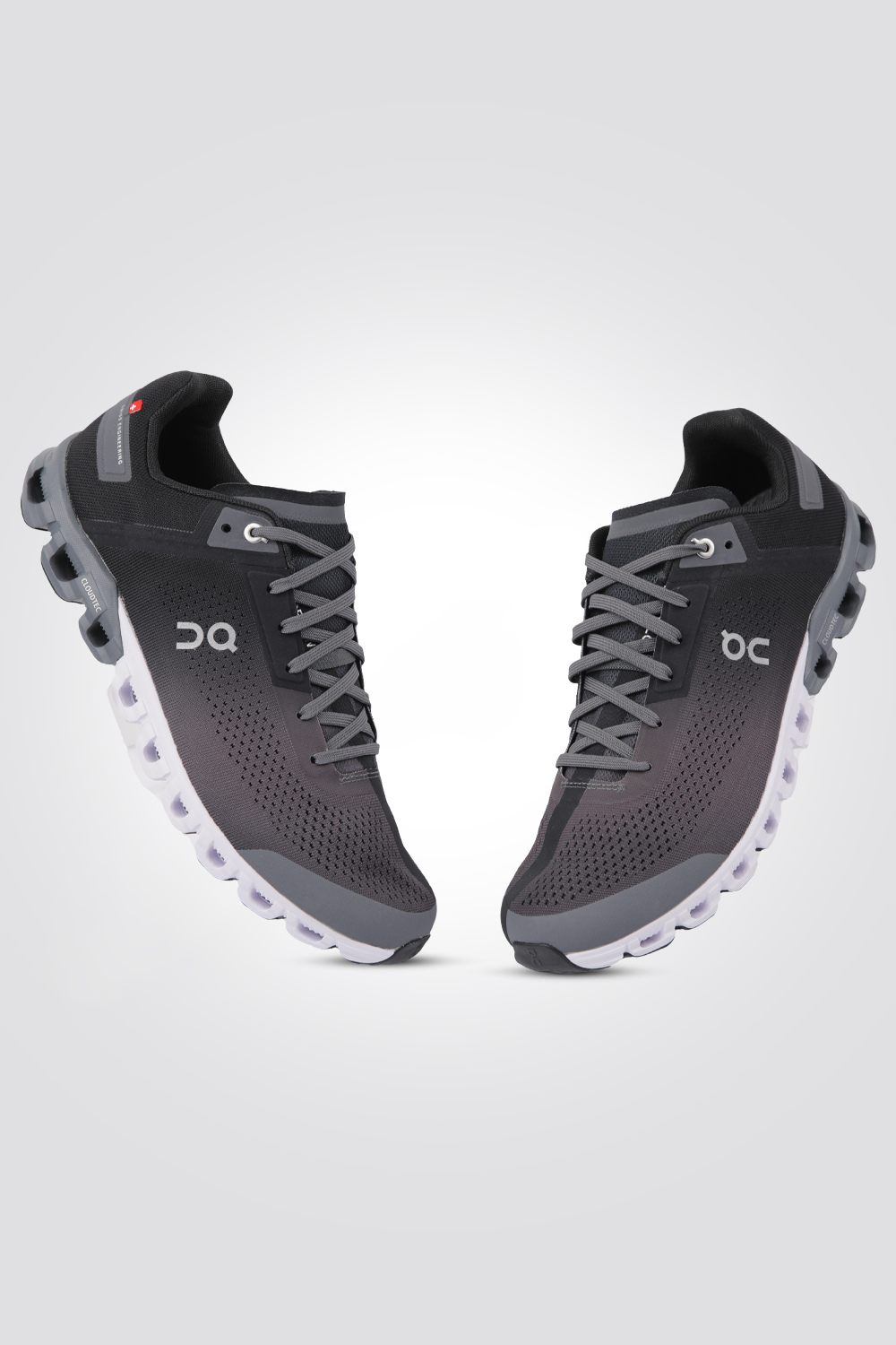 נעליים מבית המותג On Cloud , בעלות מדרס פנימי רך במיוחד שעוטף את הרגל בנוחות בלתי מתפשרת. סולייה חיצונית עמידה שמספקת אחיזה מלאה בקרקע.