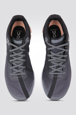 נעליים מבית המותג On Cloud , בעלות מדרס פנימי רך במיוחד שעוטף את הרגל בנוחות בלתי מתפשרת. סולייה חיצונית עמידה שמספקת אחיזה מלאה בקרקע.