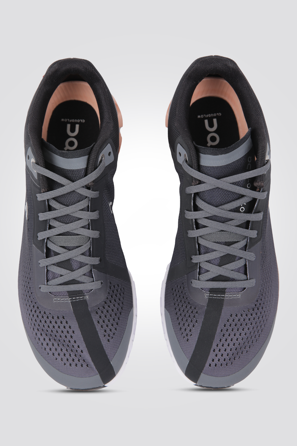 נעליים מבית המותג On Cloud , בעלות מדרס פנימי רך במיוחד שעוטף את הרגל בנוחות בלתי מתפשרת. סולייה חיצונית עמידה שמספקת אחיזה מלאה בקרקע.