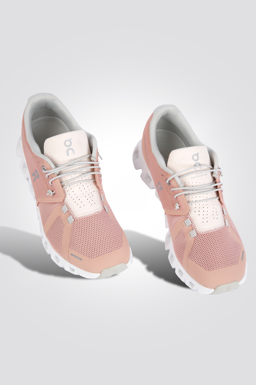 נעליים מבית המותג On Cloud, בעלות מדרס פנימי רך במיוחד שעוטף את הרגל בנוחות בלתי מתפשרת. סולייה חיצונית עמידה שמספקת אחיזה מלאה בקרקע. 