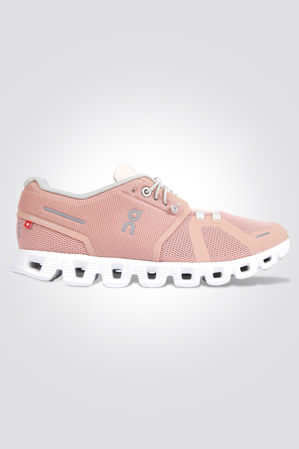 נעליים מבית המותג On Cloud, בעלות מדרס פנימי רך במיוחד שעוטף את הרגל בנוחות בלתי מתפשרת. סולייה חיצונית עמידה שמספקת אחיזה מלאה בקרקע. 