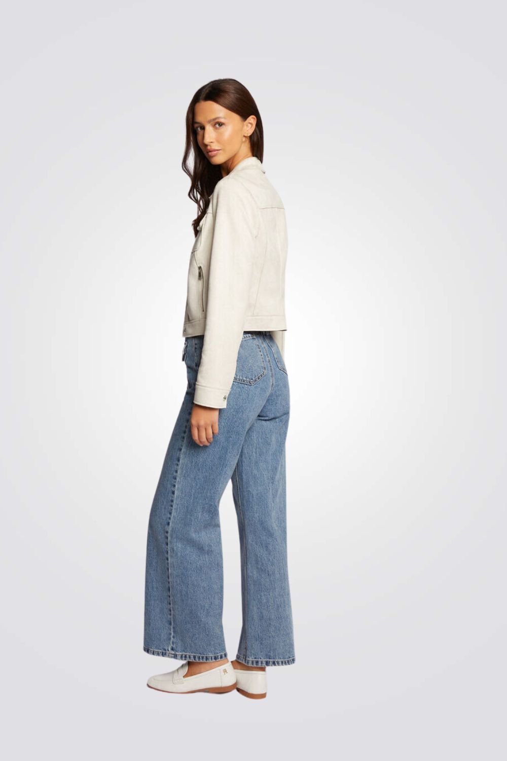 ג'קט קצר דמוי זמש בצבע שמנת