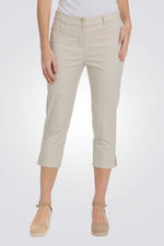 מכנסי קפרי שסעים בצדדים בצבע בז'