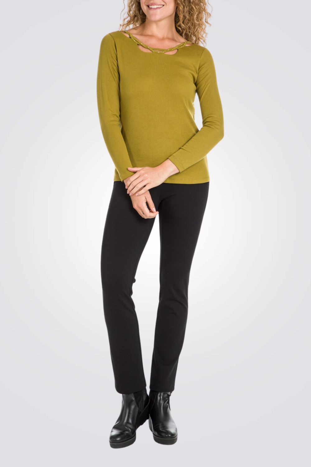 טישירט שרוולים ארוכים בצבע צהוב עם עיטורים