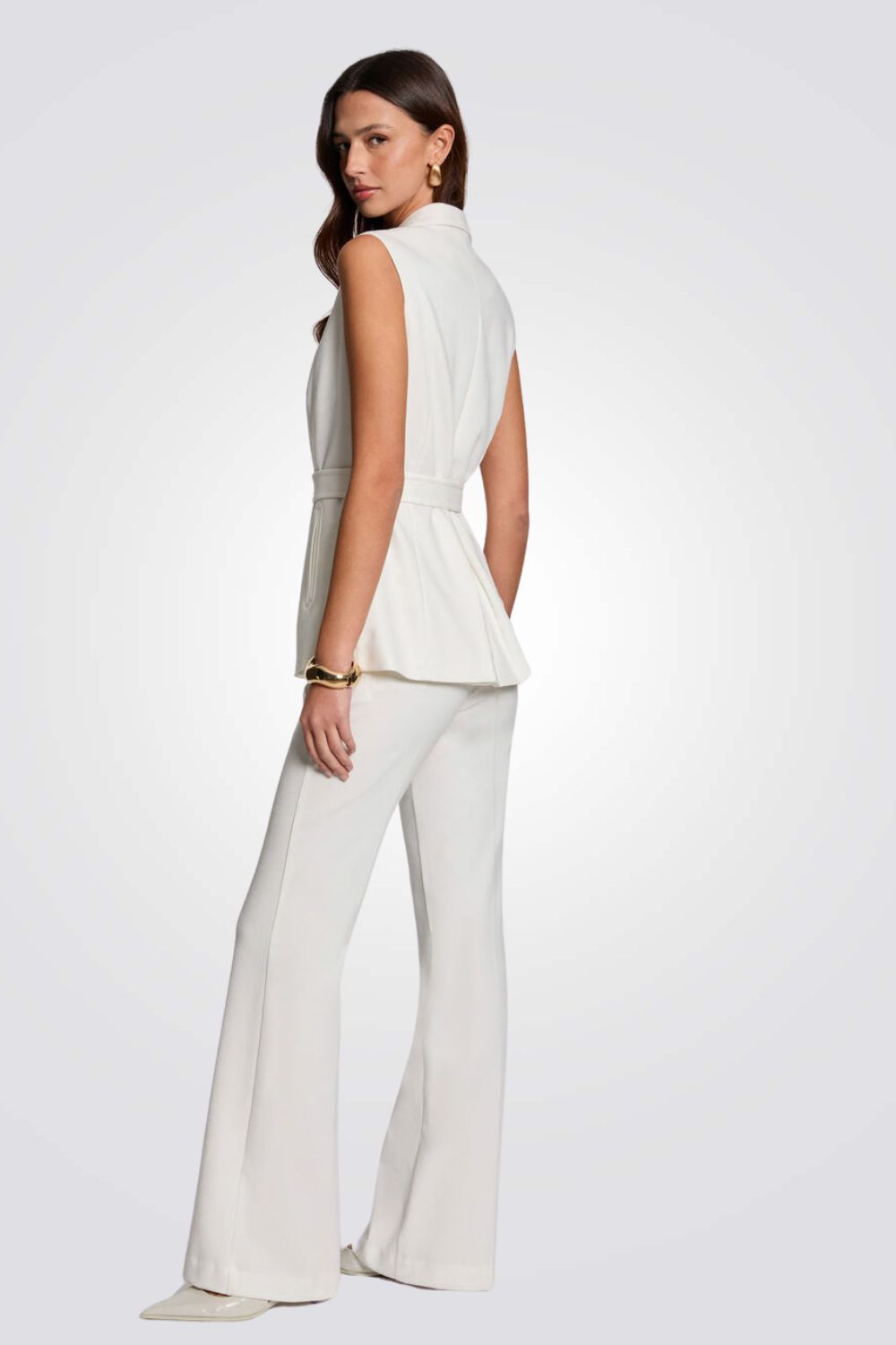 ג'קט ללא שרוולים עם חגורת מותן בצבע אופוויט