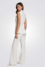 ג'קט ללא שרוולים עם חגורת מותן בצבע אופוויט