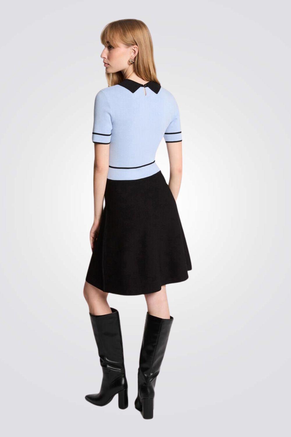 שמלה סרוגה קצרה עם כפתורים דקורטיביים