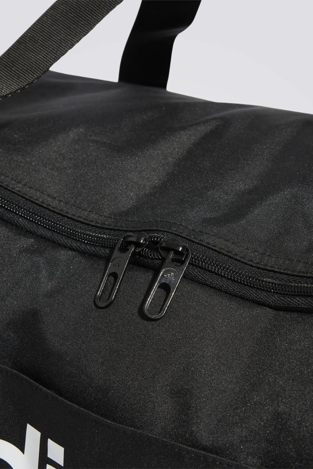 תיק אימון ממותג בצבע שחור | אדידס 