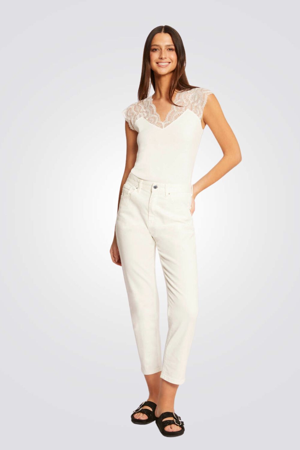 טישירט עם שרוולי תחרה בצבע שמנת