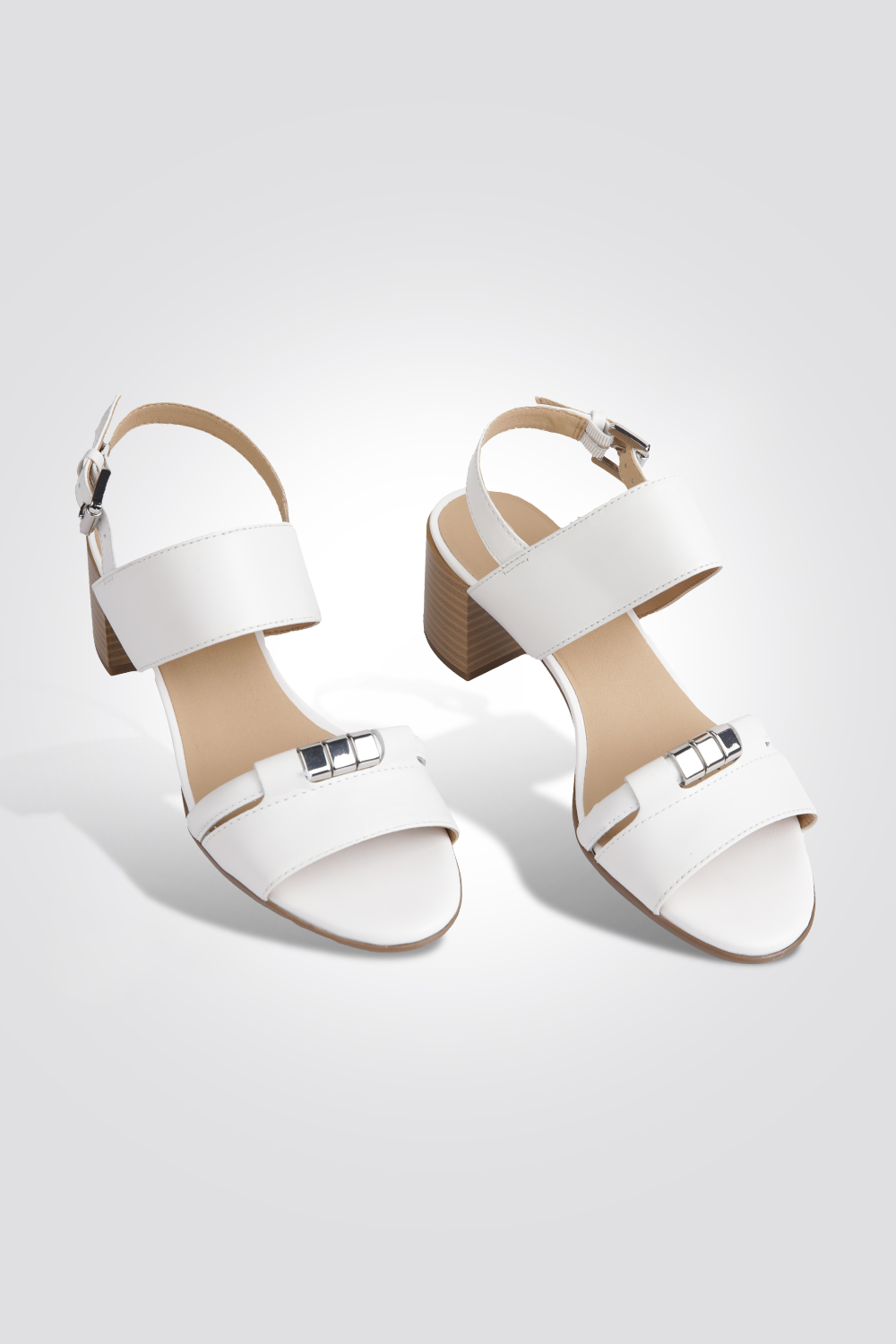 סנדלים מבית המותג GEOX, סולייה פנימית נוחה ששומרת על הרגל בכל צעד. רצועה אחורית בסגירת אבזם להתאמה מושלמת.