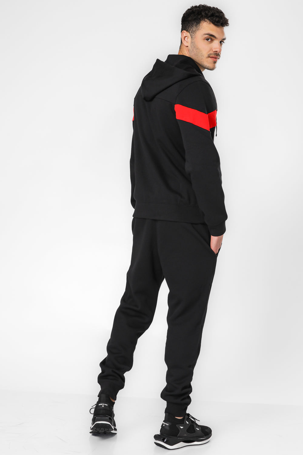 חליפה לגבר בצבע שחור ואדום