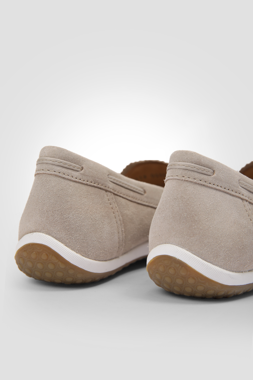 נעלי מוקסין לנשים בצבע אפור-חום