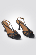 סנדלים מבית המותג GEOX בעלת סולייה תלת שכבתית עם מערכת נקבים נושמים שמספקים איורור לכפות הרגליים , רצועות אבזם עם סיכה שמאפשרים התאמה אישית לרגל.