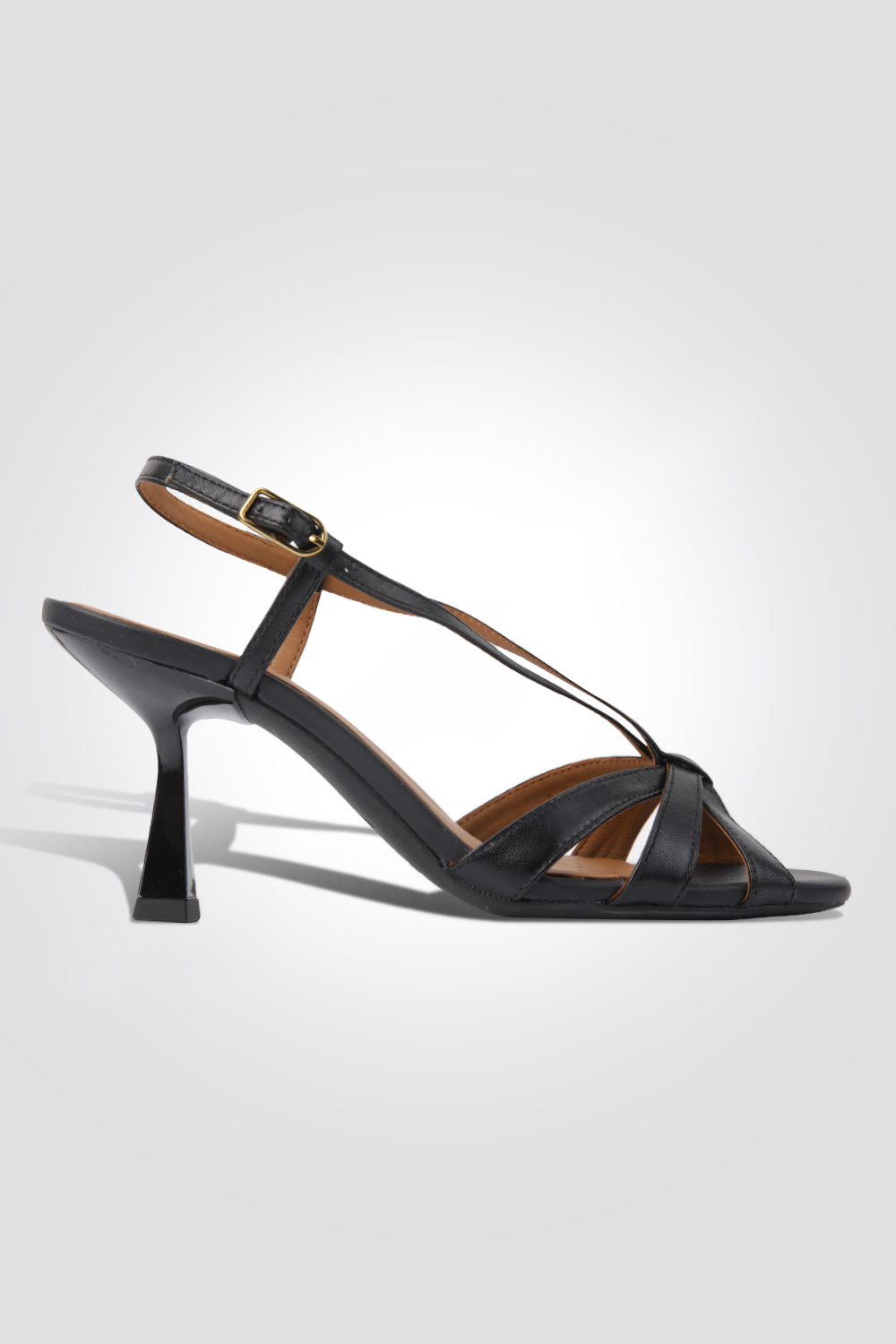 סנדלים מבית המותג GEOX בעלת סולייה תלת שכבתית עם מערכת נקבים נושמים שמספקים איורור לכפות הרגליים , רצועות אבזם עם סיכה שמאפשרים התאמה אישית לרגל.