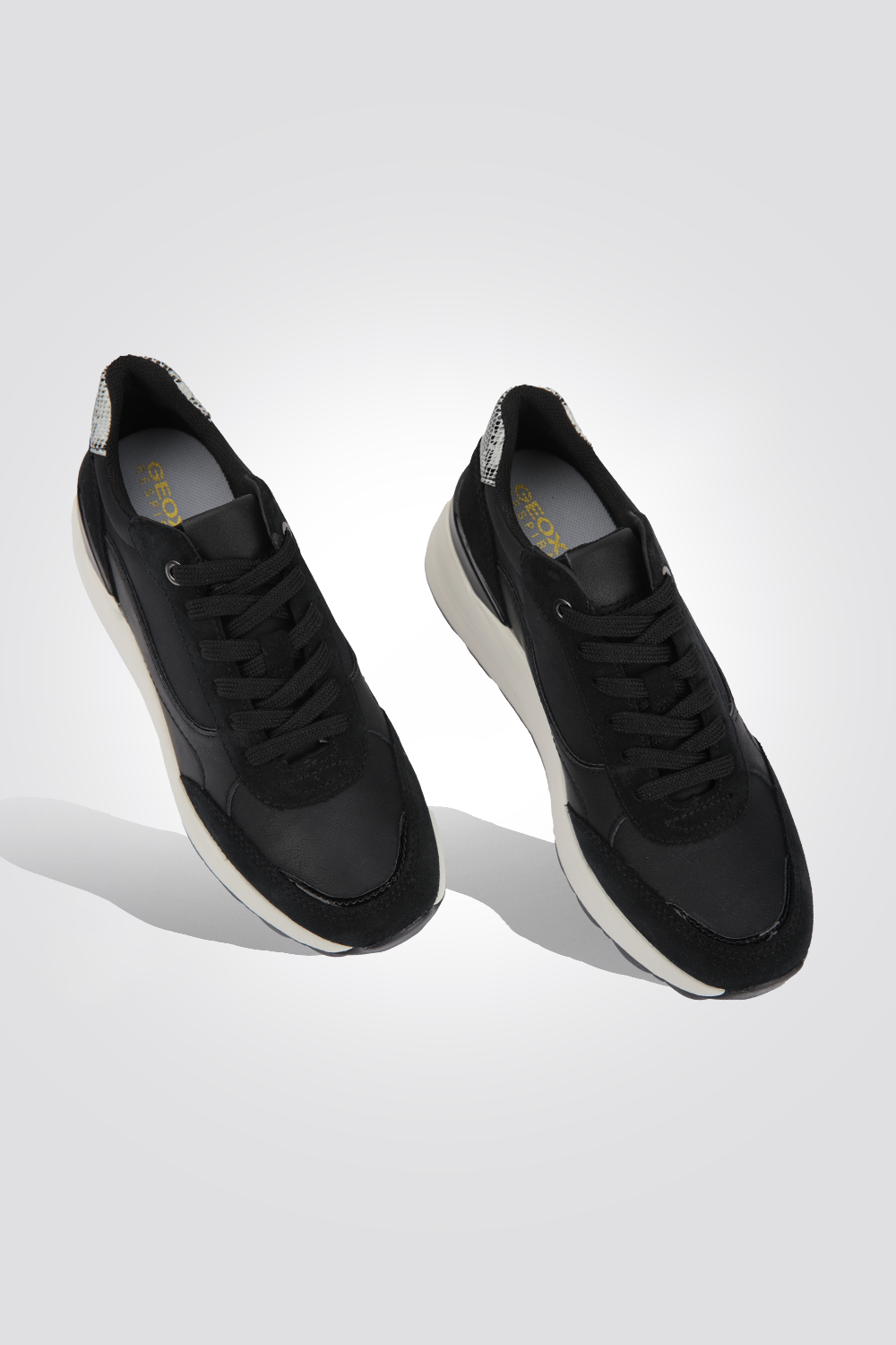 סניקרס לנשים CALZATURA PELLE DONNA בצבע שחור ולבן