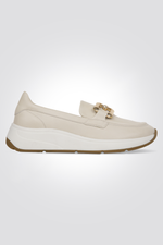 נעליים מבית המותג GEOX, בעלת מדרס פנימי שעוטף את הרגל ומספק נוחות בלתי מתפשרת בכל צעד.