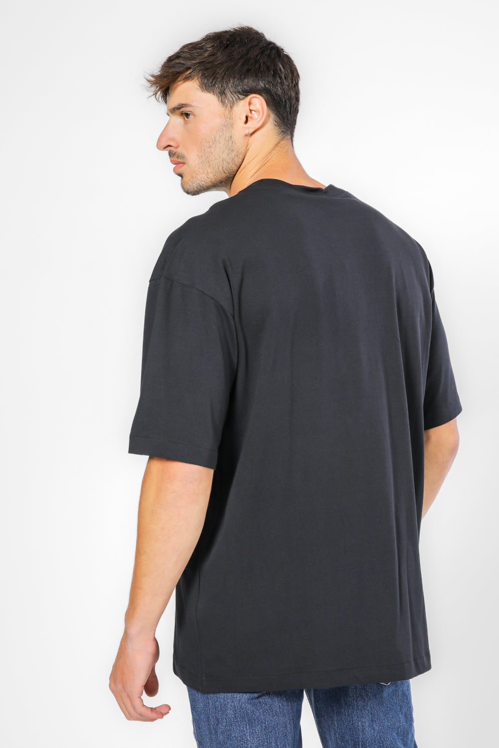 חולצה מבית המותג CHAMPION משלבת בצורה אולטיבטיבית בין, נוחות בלתי מתפשרת ואופנתיות מלאה.