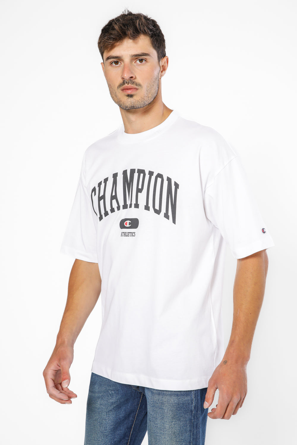 חולצה מבית המותג CHAMPION משלבת בצורה אולטיבטיבית בין, נוחות בלתי מתפשרת ואופנתיות מלאה.