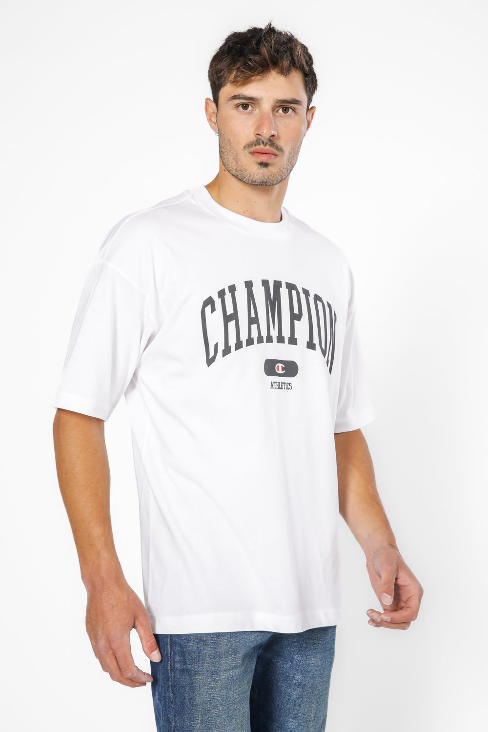 חולצה מבית המותג CHAMPION משלבת בצורה אולטיבטיבית בין, נוחות בלתי מתפשרת ואופנתיות מלאה.