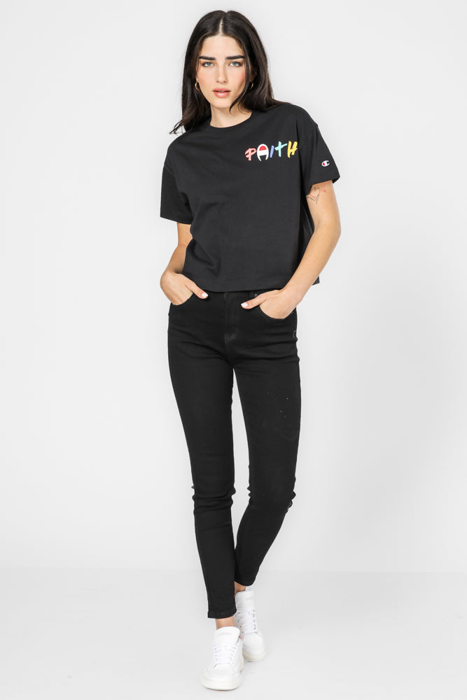 חולצה מבית המותג CHAMPION משלבת בצורה אולטיבטיבית בין נוחות בלתי מתפשרת ואופנתיות מלאה. הרכב בד : 100% כותנה