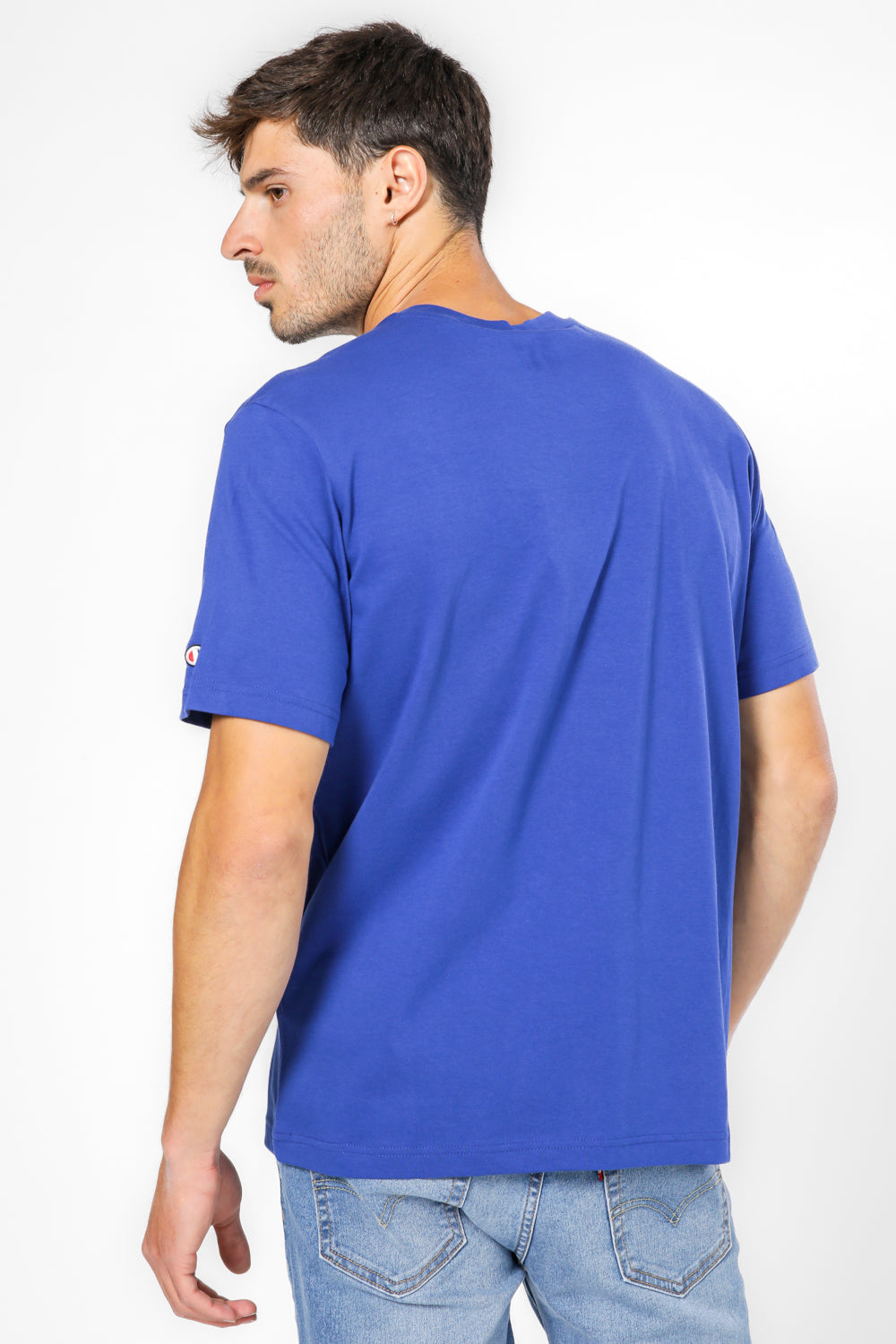 חולצה מבית המותג CHAMPION משלבת בצורה אולטיבטיבית בין, נוחות בלתי מתפשרת ואופנתיות מלאה..