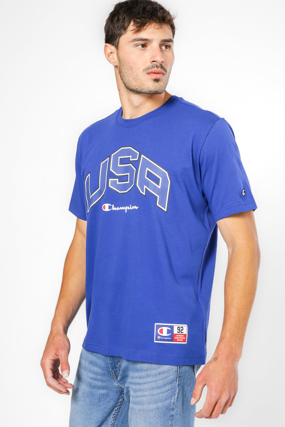 חולצה מבית המותג CHAMPION משלבת בצורה אולטיבטיבית בין, נוחות בלתי מתפשרת ואופנתיות מלאה..