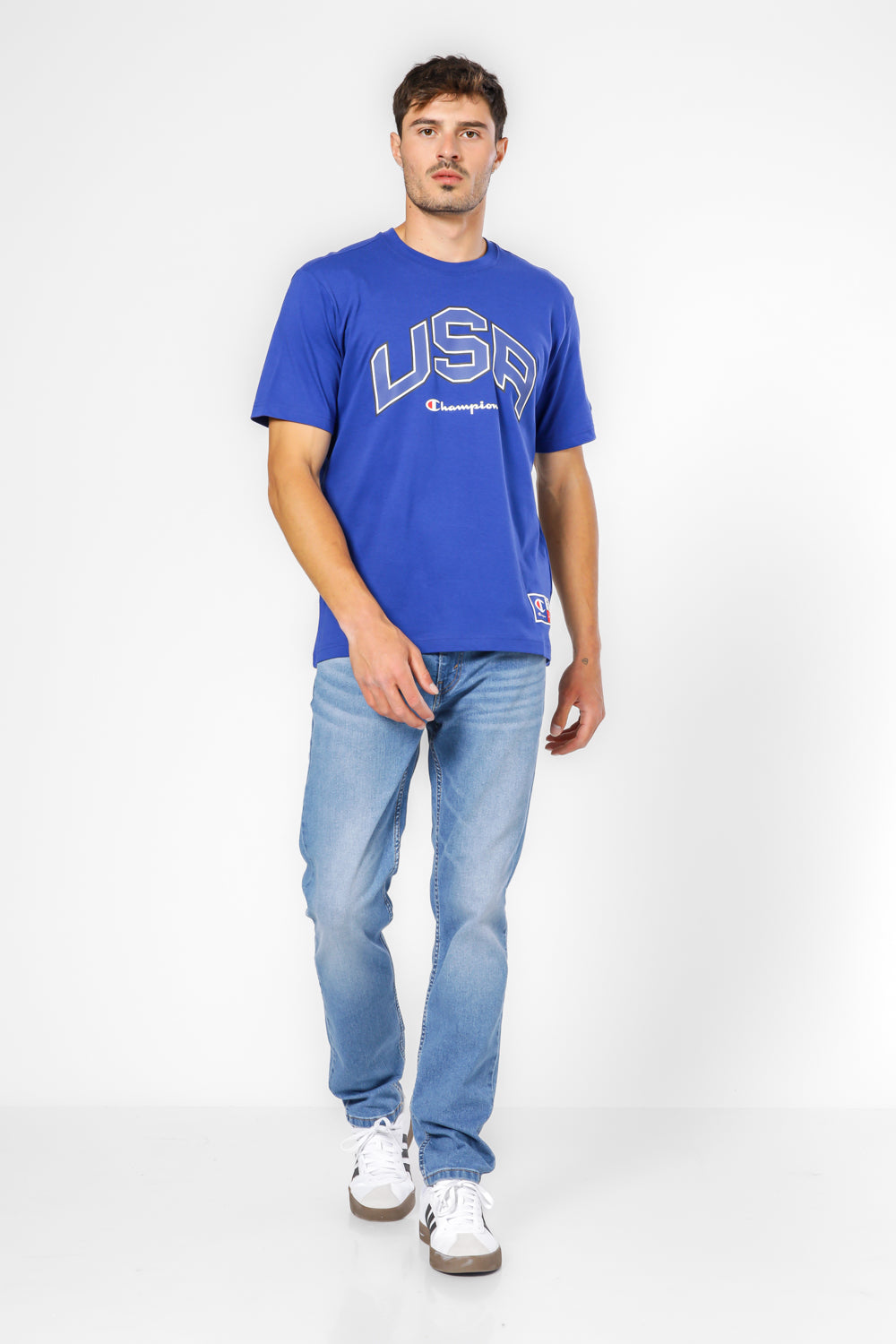 חולצה מבית המותג CHAMPION משלבת בצורה אולטיבטיבית בין, נוחות בלתי מתפשרת ואופנתיות מלאה..