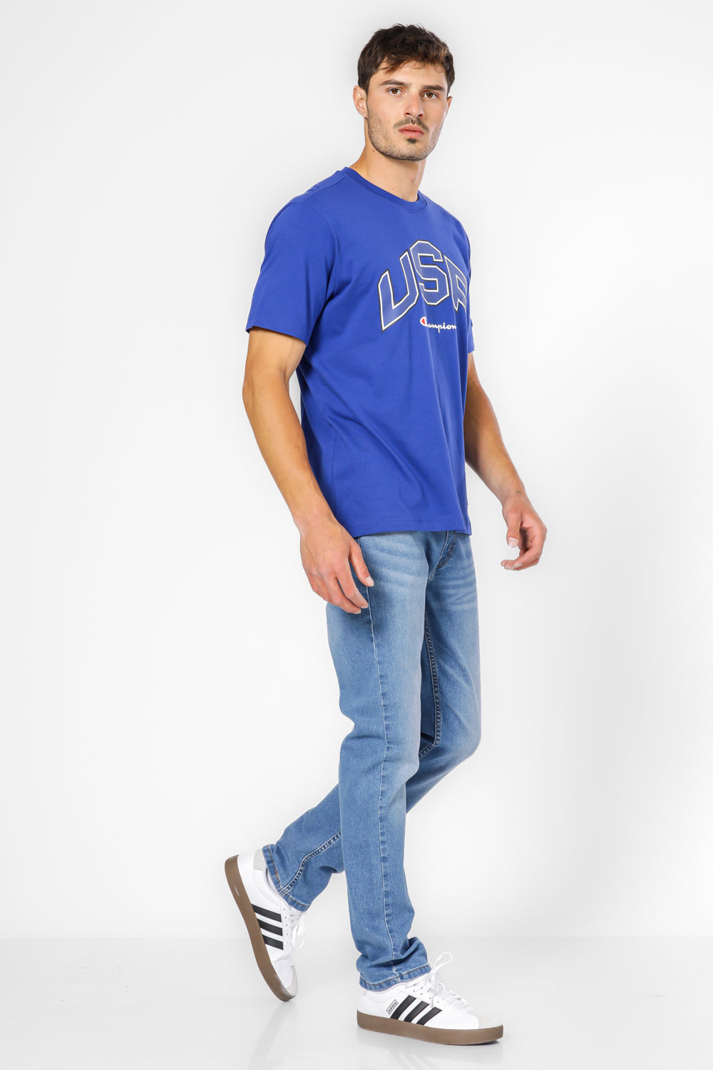 חולצה מבית המותג CHAMPION משלבת בצורה אולטיבטיבית בין, נוחות בלתי מתפשרת ואופנתיות מלאה..