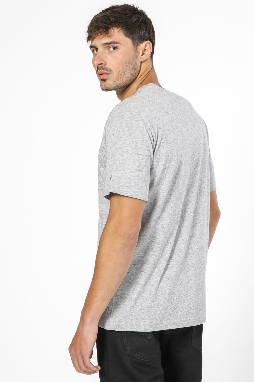 חולצה מבית המותג CHAMPION משלבת בצורה אולטיבטיבית בין, נוחות בלתי מתפשרת ואופנתיות מלאה.