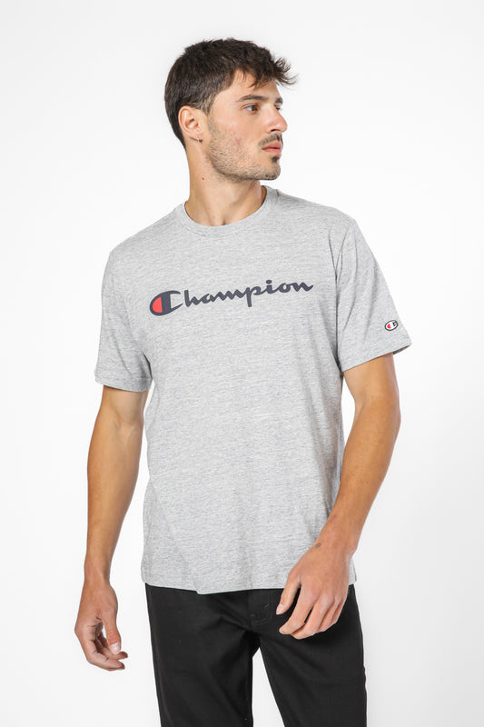 חולצה מבית המותג CHAMPION משלבת בצורה אולטיבטיבית בין, נוחות בלתי מתפשרת ואופנתיות מלאה.