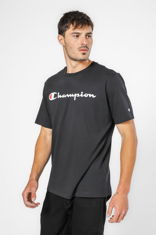 חולצה מבית המותג CHAMPION משלבת בצורה אולטיבטיבית בין, נוחות בלתי מתפשרת ואופנתיות מלאה