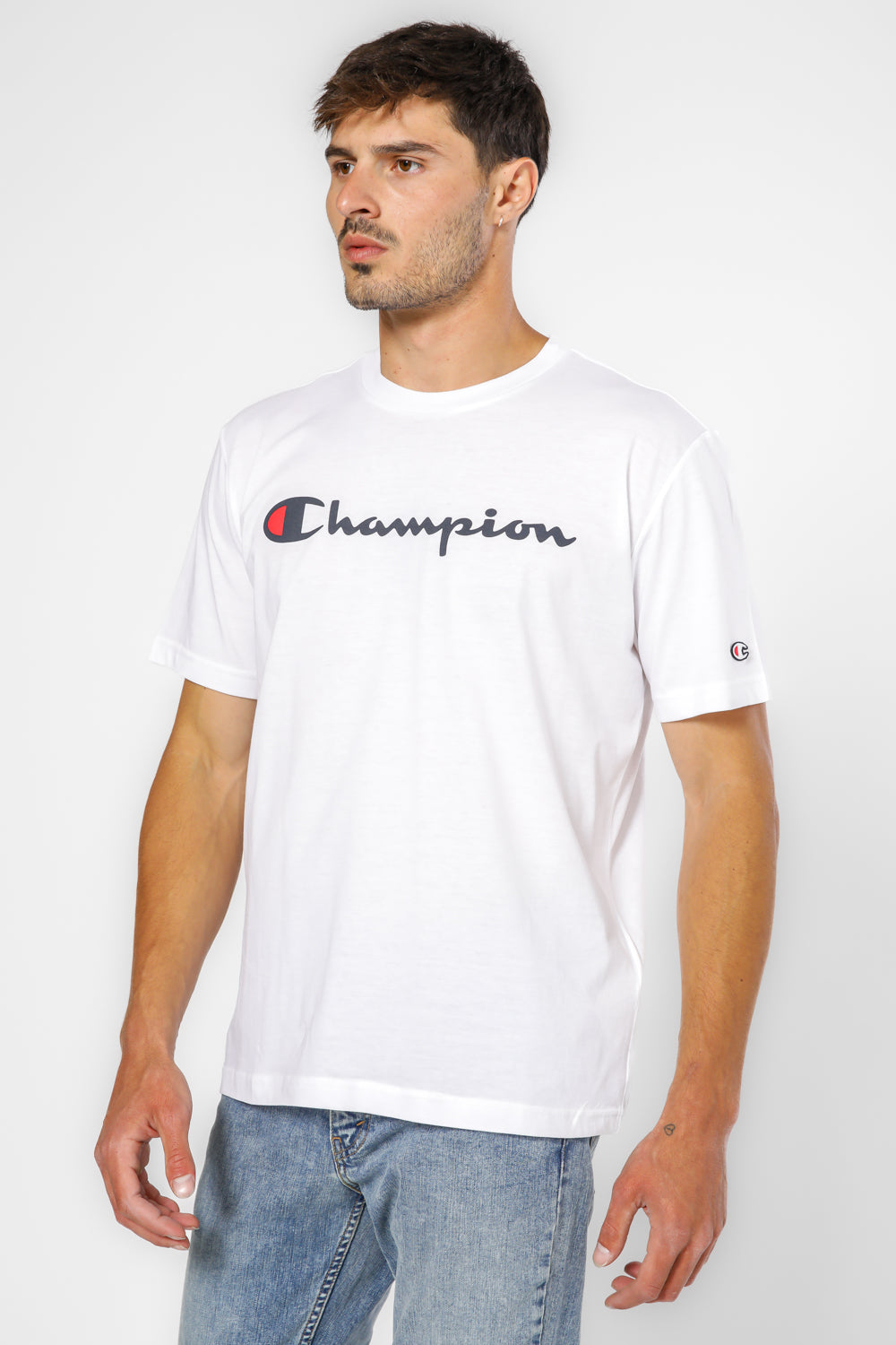 חולצה מבית המותג CHAMPION משלבת בצורה אולטיבטיבית בין, נוחות בלתי מתפשרת ואופנתיות מלאה