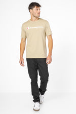 חולצה מבית המותג CHAMPION משלבת בצורה אולטיבטיבית בין, נוחות בלתי מתפשרת ואופנתיות מלאה.