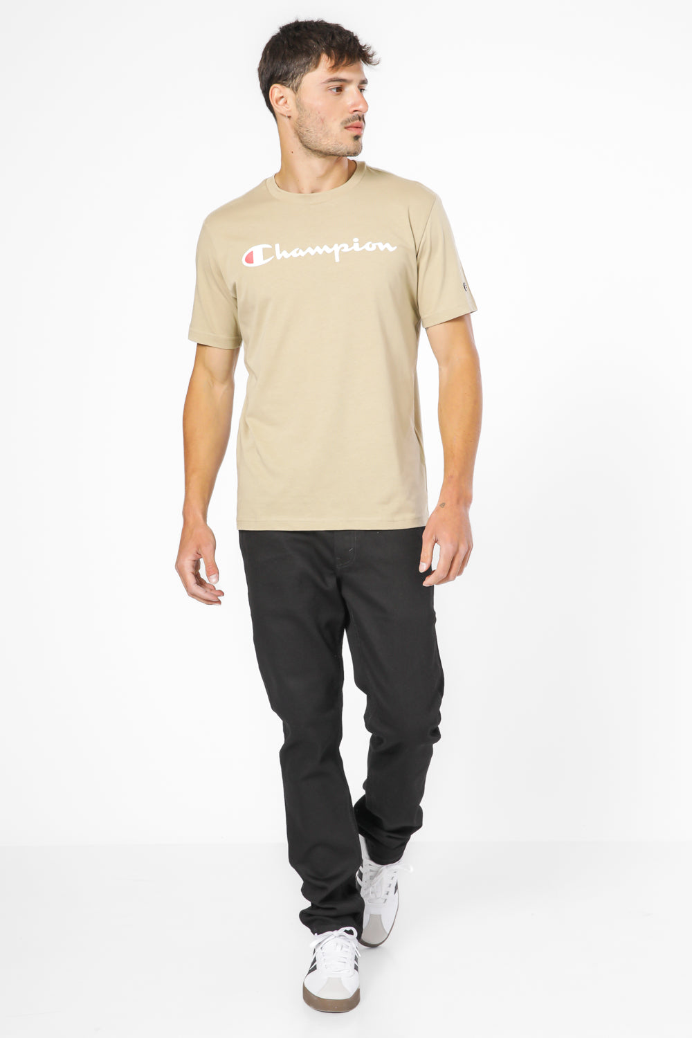 חולצה מבית המותג CHAMPION משלבת בצורה אולטיבטיבית בין, נוחות בלתי מתפשרת ואופנתיות מלאה.