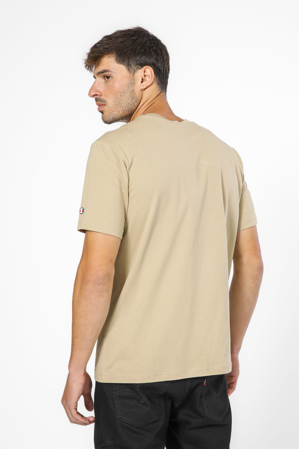 חולצה מבית המותג CHAMPION משלבת בצורה אולטיבטיבית בין, נוחות בלתי מתפשרת ואופנתיות מלאה.