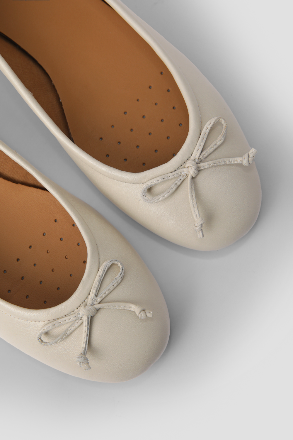 נעלי בובה עור palmaria לנשים בצבע קרם