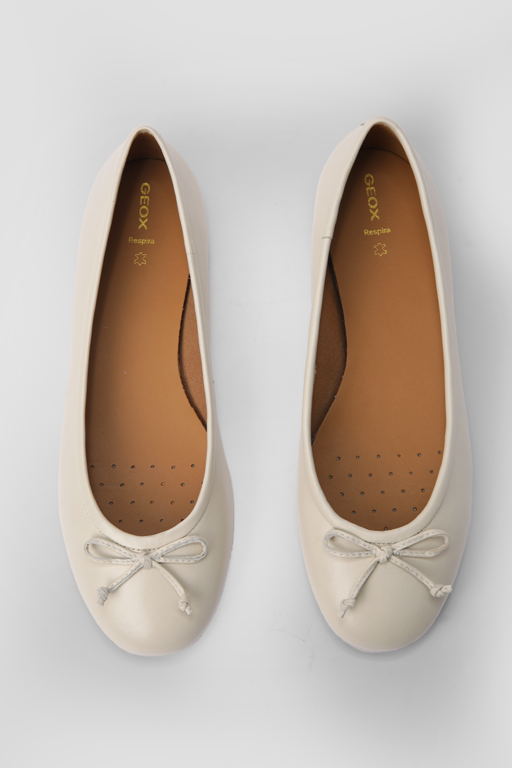 נעלי בובה עור palmaria לנשים בצבע קרם