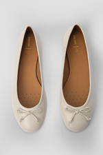 נעלי בובה עור palmaria לנשים בצבע קרם