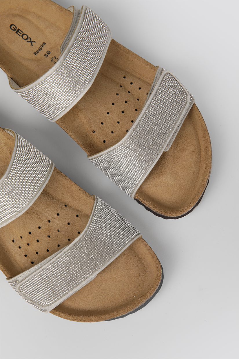 כפכפים רצועות מנצנצות בצבע כסף